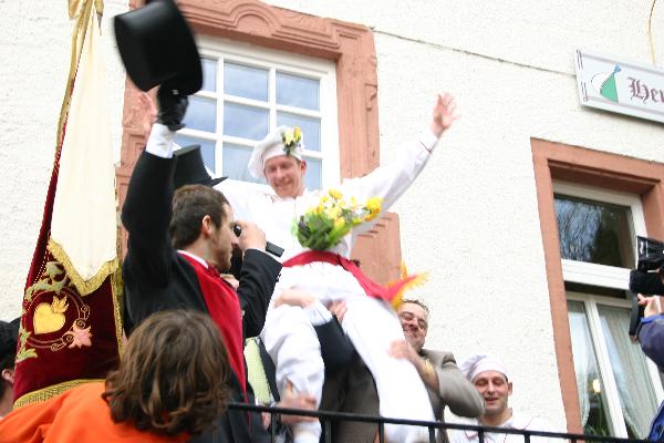 Der Sieger der Eierlage 2010, Lufer Michael Roderich, er lebe hoch!