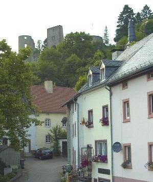 Blick von der Von-Hersel-Straße auf die Burgruine
